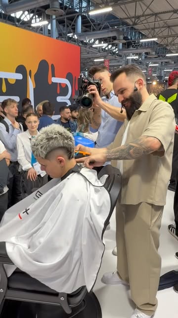 Lenti duke prerë live në skenë përpara kamerave