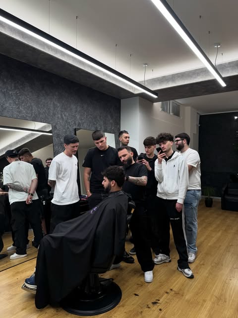 Lenti duke trajnuar një grup stilistësh të rinj